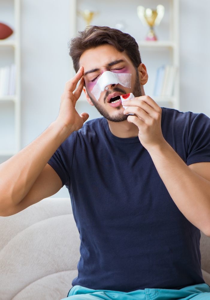 Homme qui vient de subir une rhinoplastie et qui a mal au nez