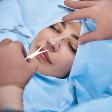 Chirurgien esthétique qui se prépare à opérer d'une rhinoplastie